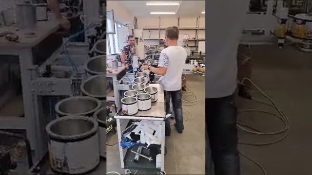 Нанесение этикеток на банки с краской. Запуск и приемка этикетировочного автомата. ПрактикМ #shorts