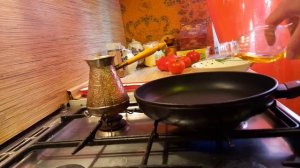 Жареная рыба с помидорами