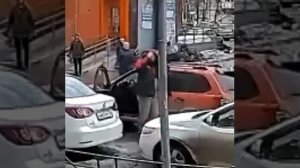 В Казани пешеход разбил стекло автомобиля и залил перцем водителя.