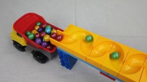 Горка для шариков - Шарики катятся в машину