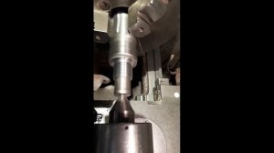 Режем правую резьбу на обратных оборотах.