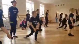 Детские танцевальные коллективы выступают в поддержку использования световозвращателей