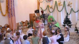 Девочка читает стихи