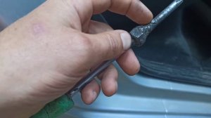 Один из способов как открутить болты навесов двери ваз...