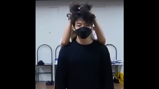 Макнэ и ТэТэ обожают трогать волосы друг друга ??. Чонгук и Тэхен #jongkook #taehyeong смотреть онлайн
