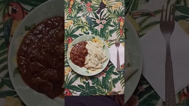 Гуляш свиной с макаронами смотреть онлайн