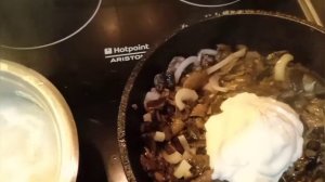 Опята в сметане с сыром. Грибы почти как жульен. Грибы в сметанном соусе с сыром.