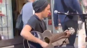 на гитаре уличный певец )