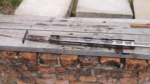 Виноград в подмосковье на склоне. Установка шпалер.