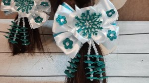 МК. Нарядные, новогодние бантики с висюльками из широкой атласной ленты и глиттерным фоамираном.