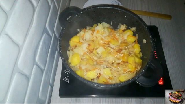 Тушёная картошка с квашеной капустой и охотничьими колбасками.