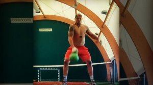 Александр Усик показал мощную тренировку с гирей. Его не остановить!