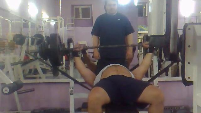 Жим лежа с резиной на БМВ 135 кг. Наумов Александр 04.10.10 смотреть онлайн