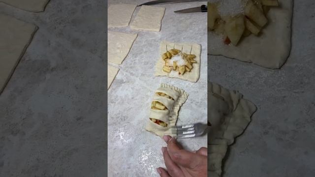 Очень Вкусные СЛОЙКИ с ЯБЛОКАМИ к ЧАЮ//ТОП 3 ВАРИАНТА слоек из слоеного теста смотреть онлайн