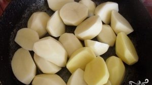 Куриные крылышки с картошкой в духовке