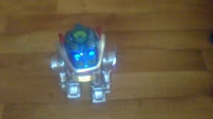 Робот на пульте управления.MP4