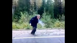 Прикол дед бежит за машиной. Бомж танцует за еду. Одаренный Бомжара.
