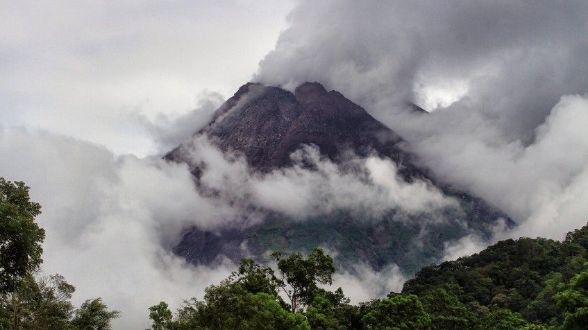 В Индонезии началось самое сильное извержение вулкана Семеру за всю историю наблюдений