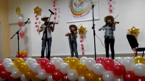Ансамбль  скрипачей Боровской ДШИ.  " Деревенские музыканты"