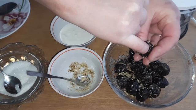 САЛАТ ЧЕРНОСЛИВ фаршированный ГРЕЦКИМИ орехами. ДЕСЕРТ ! Очень ВКУСНО и ПОЛЕЗНО !