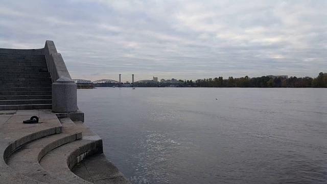 31.10.2020 Санкт-Петербург. Нева. Вид на Финляндский железнодорожный мост. 10 часов утра.