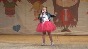 Учайкина Злата 6 лет песня "Красками разными"