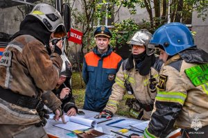 Учения в #МЧСМурманск: условная эвакуация студентов-медиков