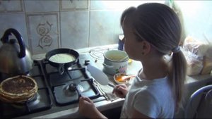 Внучки и блины.mp4