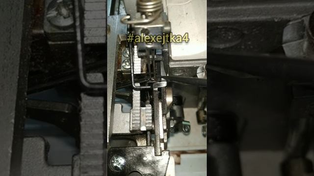 Как правильно должны быть установлены иглы в оверлоке? смотреть онлайн