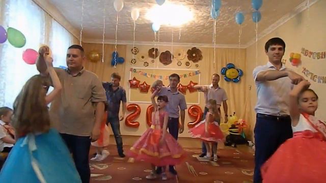 ТАНЕЦ "Папы и дочки" на выпускном утреннике в детском саду смотреть онлайн