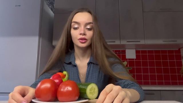 Форель и греческий салат: просто, быстро, вкусно.