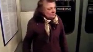 Бабка в метро строит молодуху