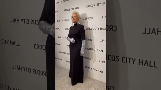 Мы встретили 69-летнюю Ирину Понаровскую и замерли в немом восторге❤️ Как вам образ? #shorts #звезд смотреть онлайн