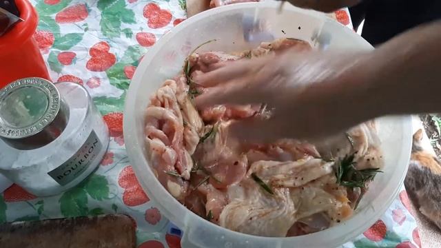 Маринуем куриные бёдрышки в розмарине и апельсиновом соке. смотреть онлайн