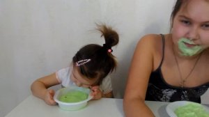 ЧЕЛЛЕНДЖ) достать конфету без рук)