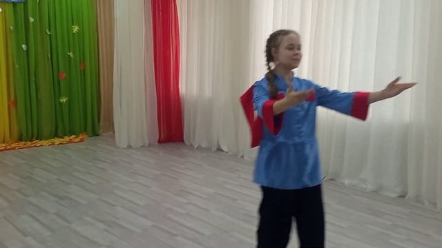 Танец "Казачка".Настя Тукачева. Выступление в детском саду. смотреть онлайн