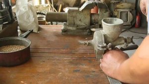 Редкая раритетная ручная мельница ранних советов.