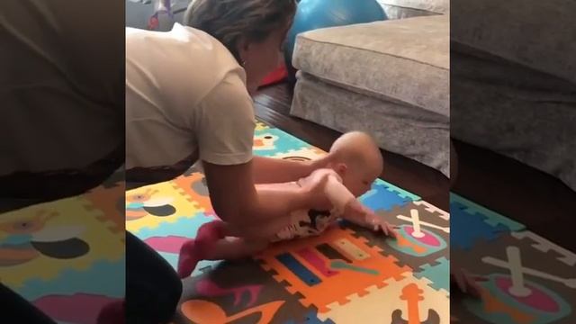 Учим малыша переворачиваться с живота на спину и обратно