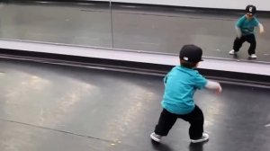 Детский хип  Мальчик танцует брейк данс