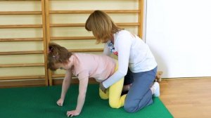 Обучение удержания корпуса на четвереньках и стимуляция к ползанию