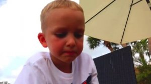 Bad Baby Дети Кидаются Едой в Бассейне Bad Kids Real Food Fight on Pool Party