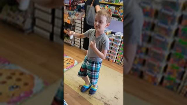 Август 2016. Суламот. Учимся хорошо себя вести в магазине и не хватать руками смотреть онлайн