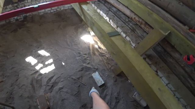 Настилаю новый пол в деревянном доме.