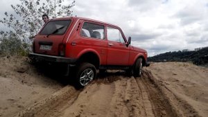 Нива - диагональное вывешивание на песчаном подъеме  ("Блокка" от Иж-техно в заднем мосте)