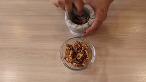Фруктовый салат с грецким орехом и сыром