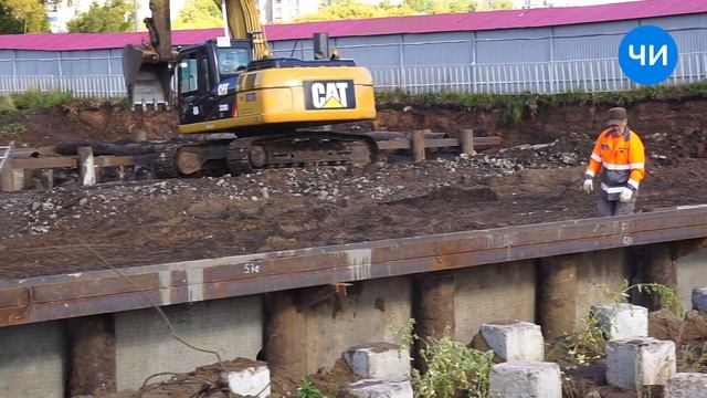 На улице Гостева в Набережных Челнах строят мост. смотреть онлайн