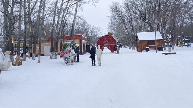 В Центральном парке Караганды 3-его Января людей намного больше потому что буран утих смотреть онлайн