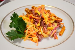 Салат с красной фасолью и сухариками