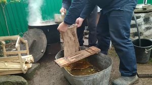 Жизнь в деревне - Топим воск в казане.