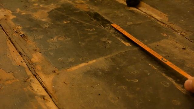 Поиск гвоздей в половых досках под слоем краски с битумом.